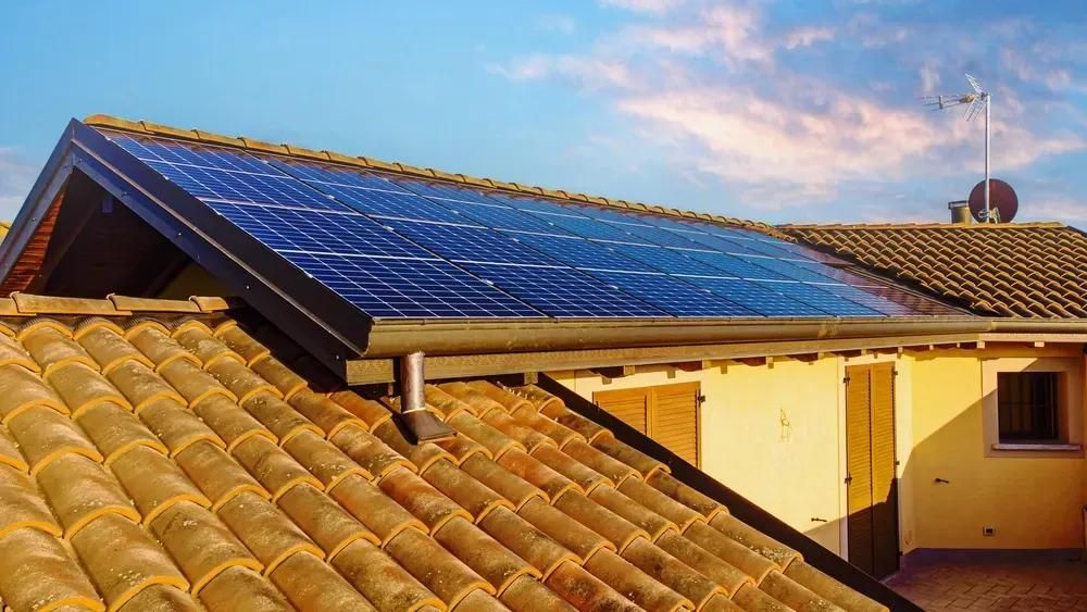 painéis solares no telhado