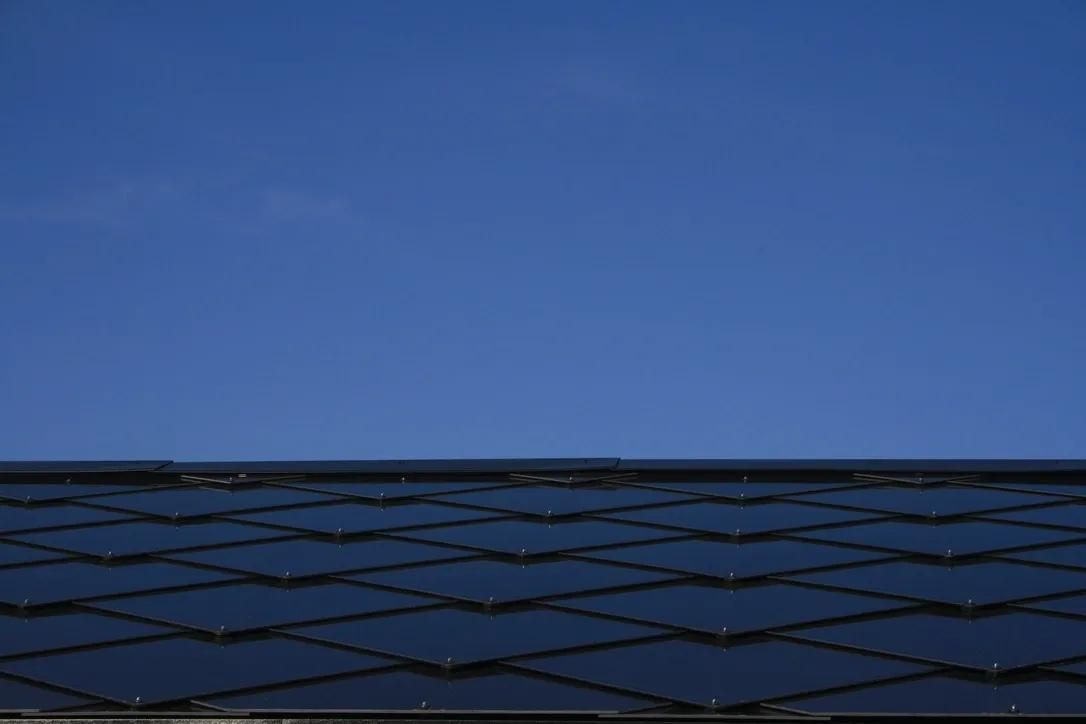 Telhado preenchido com painéis fotovoltaicos