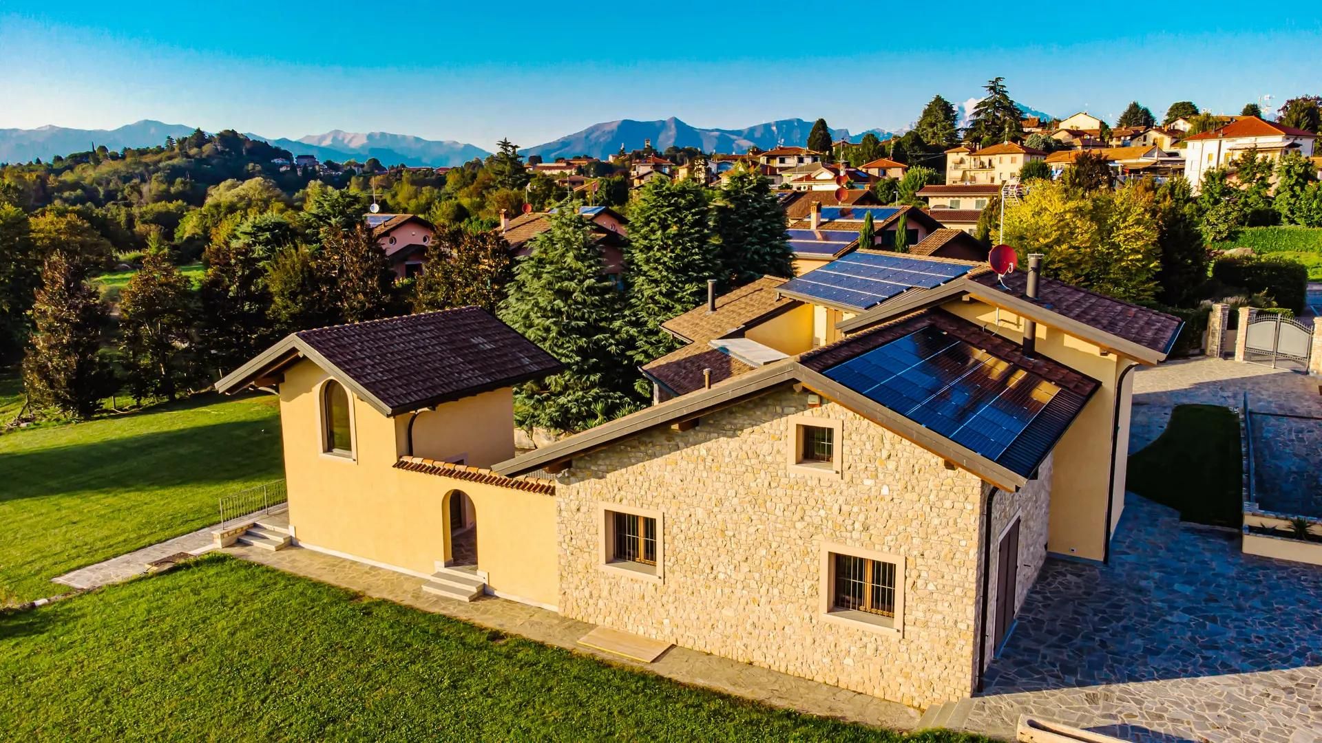 moradia com painéis solares fotovoltaícos