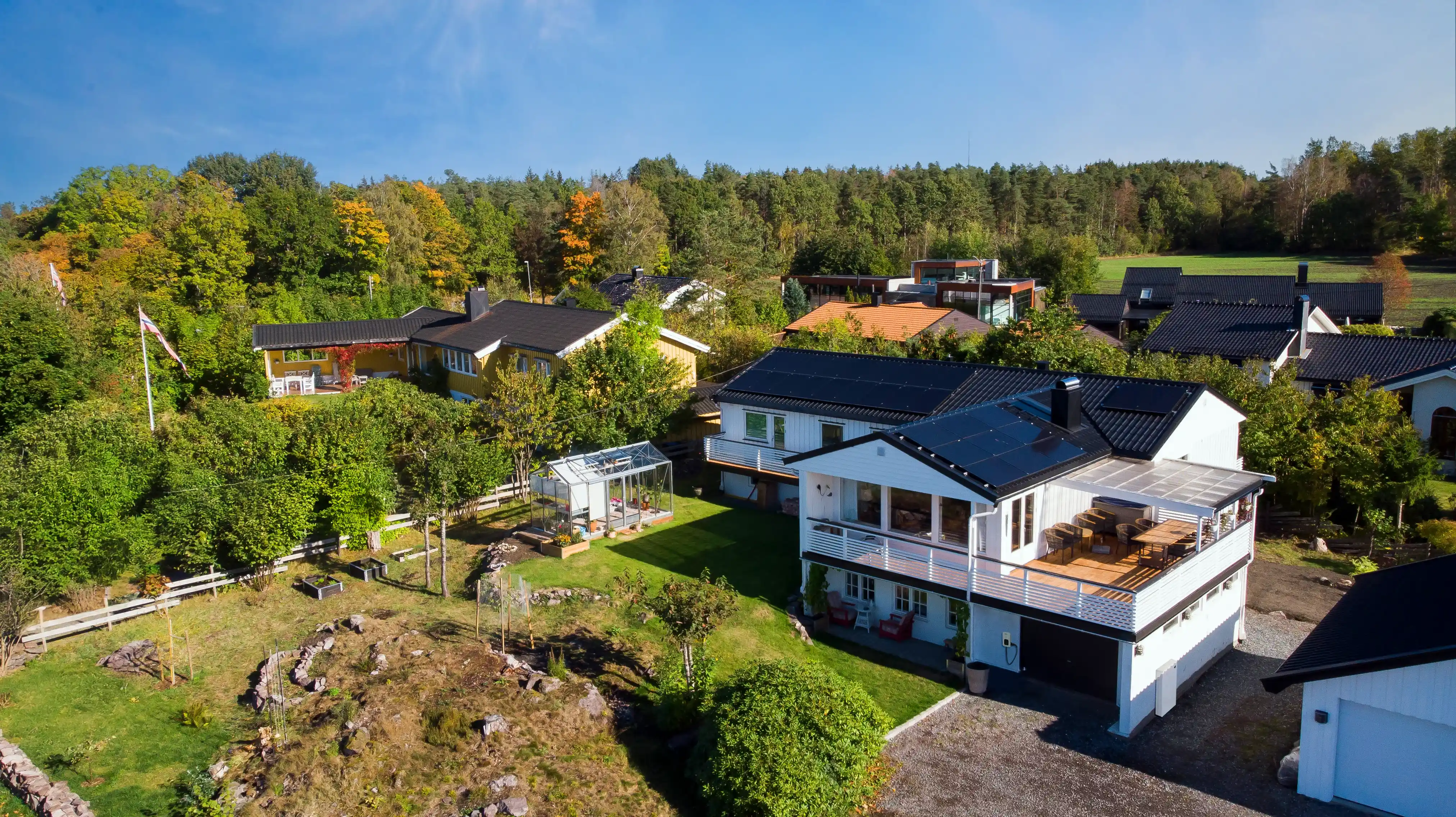 Casa com painéis solares no telhado