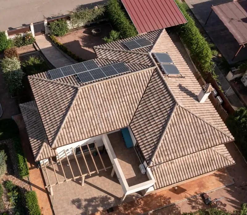 Instalação de painéis solares em telhado de vivenda