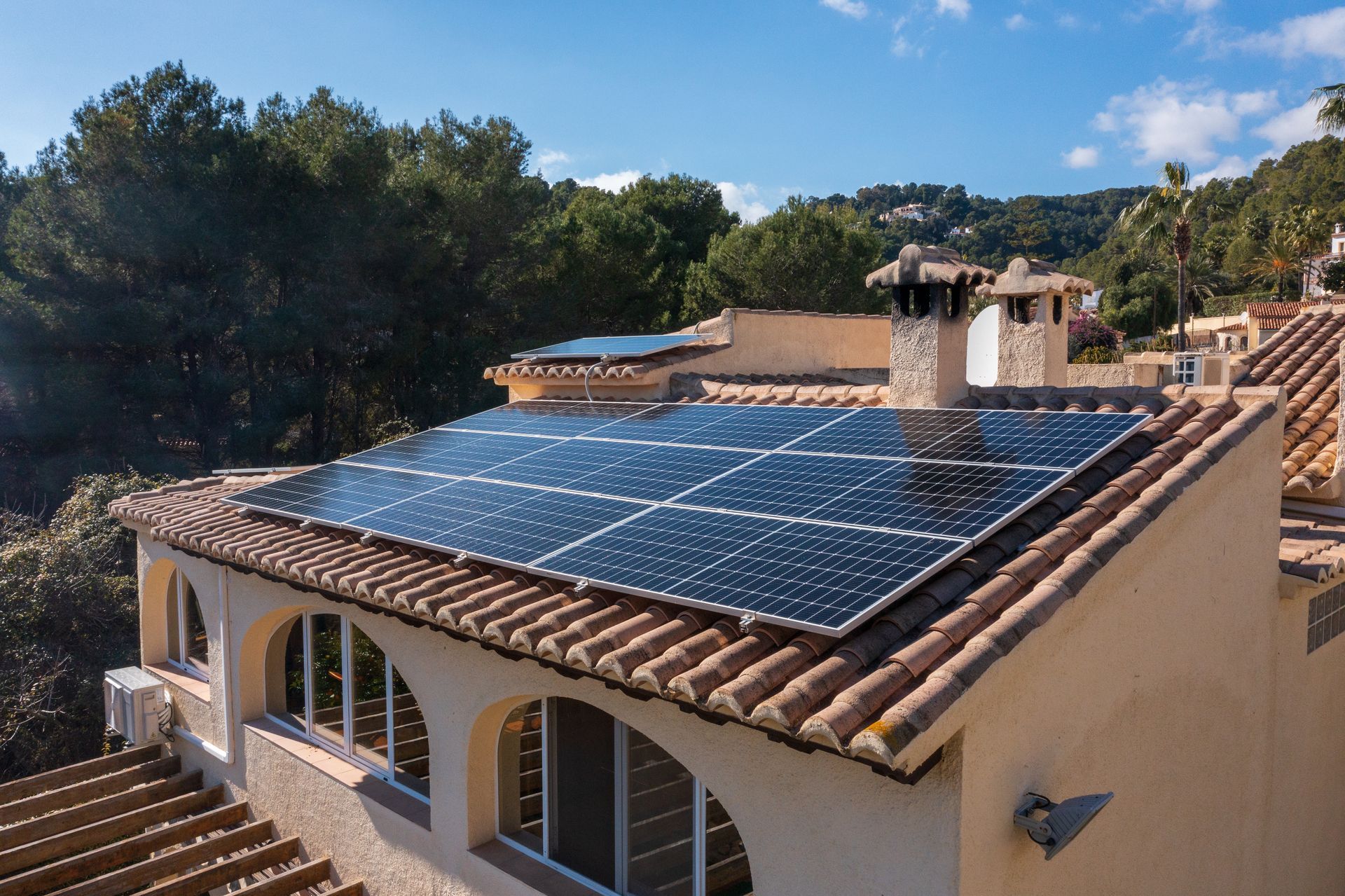 Casa mediterrânica com sistema solar e bateria Otovo