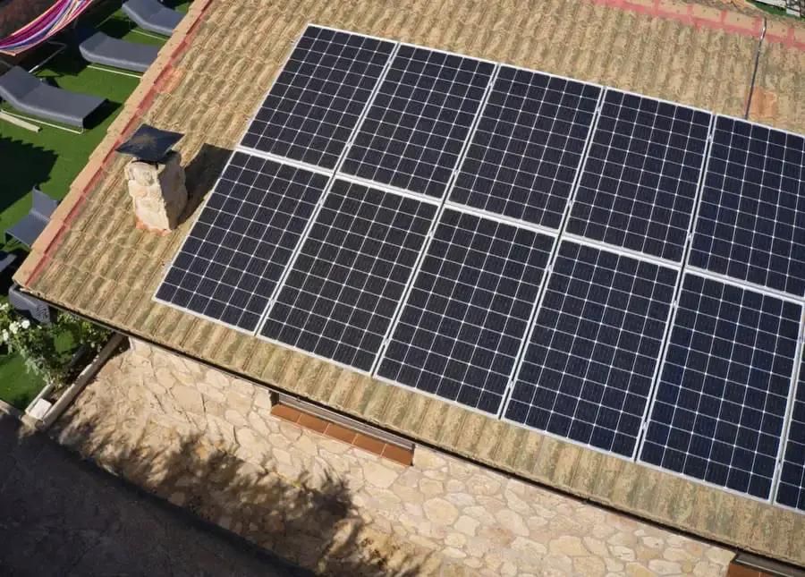 Painel solar instalado em telhado