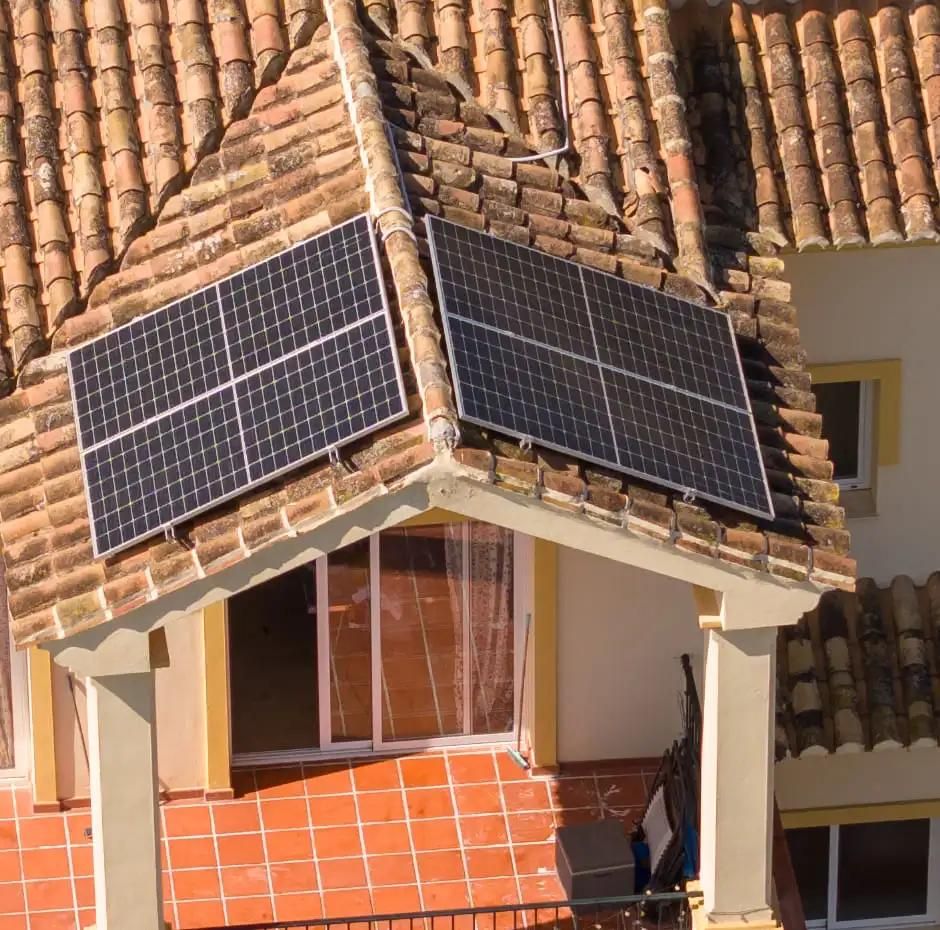 Vista de telhado em Portugal com painel solar fotovoltaico