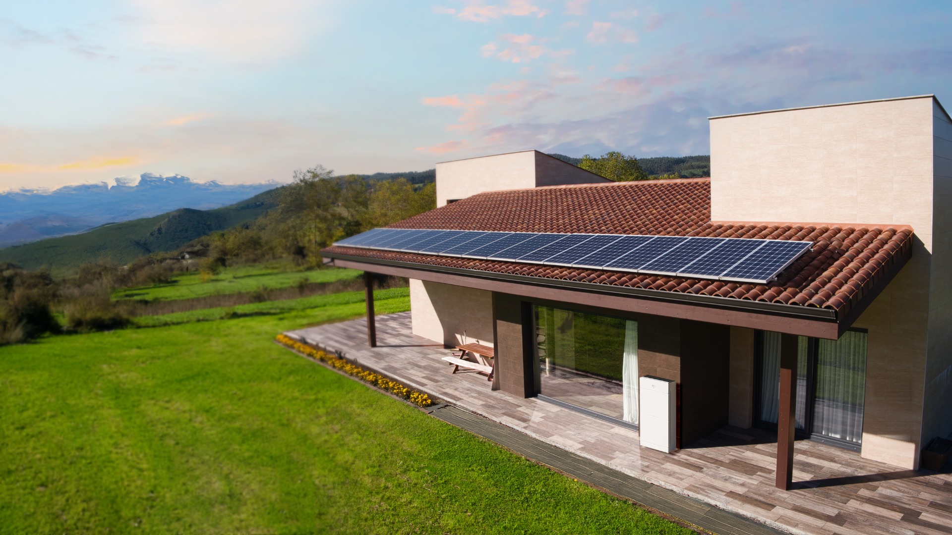 Casa com painéis solares no telhado